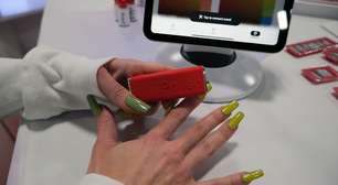Esqueça o esmalte e a manicure: a nova tendência pinta as unhas em 5 segundos usando o celular e o resultado impressiona