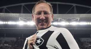 Alvo de protestos, Textor viaja com o Botafogo para o Sul