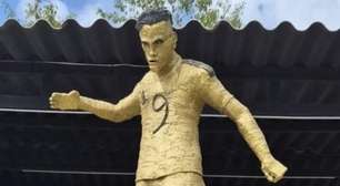 Estátua em homenagem a Falcão Garcia repercute na web