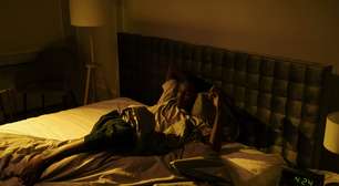 Se você tem esse costume ao dormir, a ciência tem um alerta urgente: o risco de infarto é muito maior do que se pensava