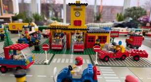 "Sinto falta dos LEGOS antigos" - filho descobre a impressionante coleção de blocos de montar do pai, que cobre uma mesa de bilhar inteira