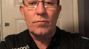 Roupeiro leva gancho pesado por xingamentos homofóbicos a árbitro