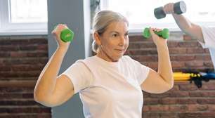 Adeus aos braços flácidos: três exercícios ideais para fortalecer os tríceps em casa, segundo uma treinadora