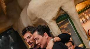 Galã da Netflix: astro internacional atrai olhares em SP