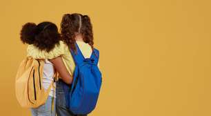 Crianças na escola: volta às aulas exige atenção redobrada dos pais