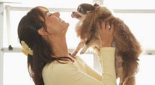 Isis Valverde esbanja estilo com look amarelo-manteiga de R$ 3,5 mil