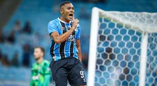 Com hat-trick de Carlos Vinícius, Grêmio vence o Botafogo e conquista primeira vitória no Brasileirão