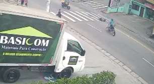 Homem dá 'grau' em moto, atropela idosa em faixa de pedestres e foge sem prestar socorro em SP