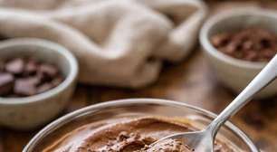 Essa mousse de chocolate fácil e rápida fica pronta em minutos