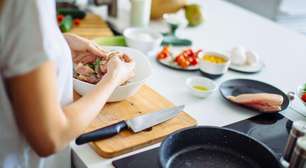 Ciência na panela: por que não se deve lavar carne ao cozinhar