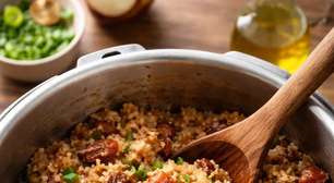 Arroz carreteiro na panela de pressão: receita rápida e econômica