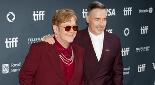 Elton John: marido do cantor dispara contra tabloide britânico por "suposta invasão telefônica"
