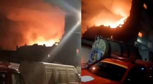 Prédio desaba após incêndio em depósito em Caruaru