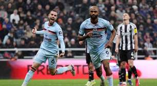 Bruno Guimarães marca para o Newcastle, mas vê outro brasileiro comandar virada do Brentford