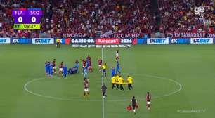 Jogador do Sampaio Corrêa cai e convulsiona durante jogo contra o Flamengo