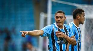 Carlos Vinícius comemora mais um gol pelo Grêmio