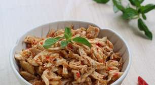 Como deixar o frango desfiado suculento e pronto para a semana