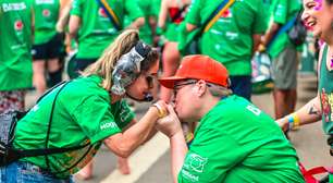 Monobloco dá 'banho de glitter' em foliões em São Paulo; veja as fotos