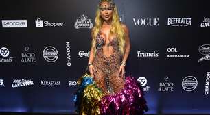 Virgínia deixa baile da Vogue mais cedo após vestido abrir