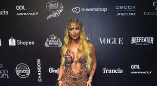 Virgínia deixa baile da Vogue mais cedo após vestido abrir