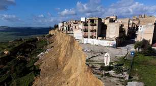 Após sobreviver a deslizamento, cruz desaba em cidade no sul da Itália