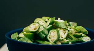 O quiabo de micro-ondas mais fácil do mundo é perfeito para colocar o vegetal no cardápio sem trabalho!