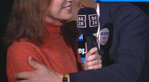 Técnico da Juventus beija ombro de repórter ao reclamar de arbitragem