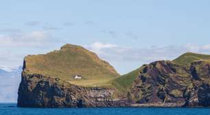 A casa mais isolada do mundo fica em uma ilha minúscula que só pode ser alcançada saltando de um barco para um penhasco íngreme