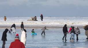 Parece filme, mas é real: moradores trocam o mergulho pela patinação após fenômeno raro congelar o mar na Polônia