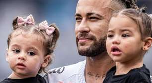 Neymar junta Mavie e Helena em momento de diversão com a família