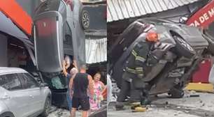 Carro despenca de estacionamento de supermercado na Zona Sul de São Paulo