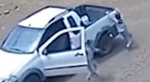 Vídeo mostra crianças pulando de carro em movimento após soltarem freio de mão no Paraná