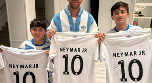 Messi ganha camisas de Neymar Jr e é homenageado pelo Santos: 'Do Príncipe para o Gênio'