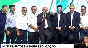 Lula posa para foto ao lado de prefeitos do PL e brinca: 'Presidente do partido vai bater neles'