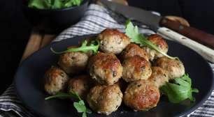 Essa receita de almôndega de frango resolve meu almoço em 20 minutos