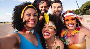 Um lenço, 10 looks: o truque para não repetir roupa no Carnaval