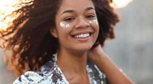 Socorro, o glitter não sai! Como limpar o rosto sem sofrer