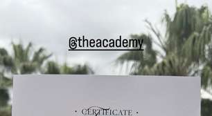 Adolpho Veloso mostra certificado de indicação ao Oscar entregue pela Academia