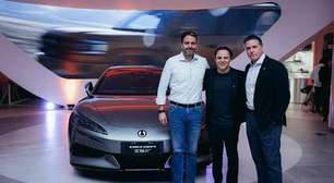 Denza entrega primeiro Z9 GT ao piloto Felipe Massa