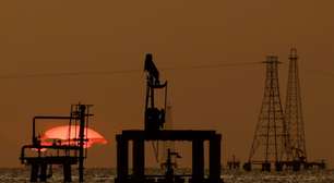 Petróleo sobe 1% com tensão no Oriente Médio