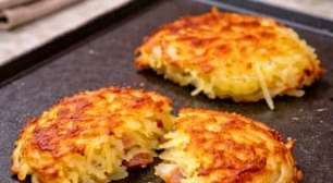 Batata rösti suíça dourada e crocante na chapa ou frigideira