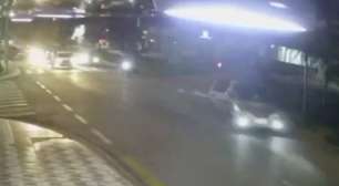 Bebê é arremessado após porta abrir de carro em movimento em SP