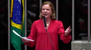 Na Câmara, Gleisi Hoffmann canta samba-enredo que homenageia Lula: 'Comemorar com alegria'