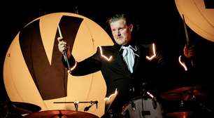 Baterista do The Hives utiliza máscara de oxigênio em show em Bogotá