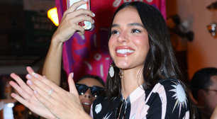 Parece um look básico, mas a bolsa custa R$ 18 mil: Bruna Marquezine desembarca em Salvador para Carnaval com Shawn Mendes com conjunto comfy