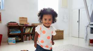 Não é cólica, dente: 5 sinais claros de que seu filho entrou em um 'salto de desenvolvimento' e precisa de mais colo