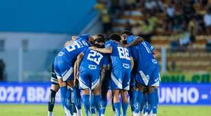 Jogador do Cruzeiro deixa estádio de muletas; veja