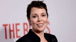 Olivia Colman se diz 'meio não binária' e revela conexão com comunidade queer