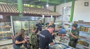 Fiscalização apreende quase duas toneladas de alimentos impróprios em mercados e restaurante no Litoral Norte