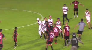 Torcedores invadem gramado para agredir jogadores após eliminação do Moto Club